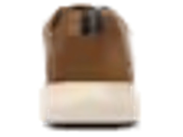 Zapato casual Flexi color café tan con detalles perforados y suela blanca.