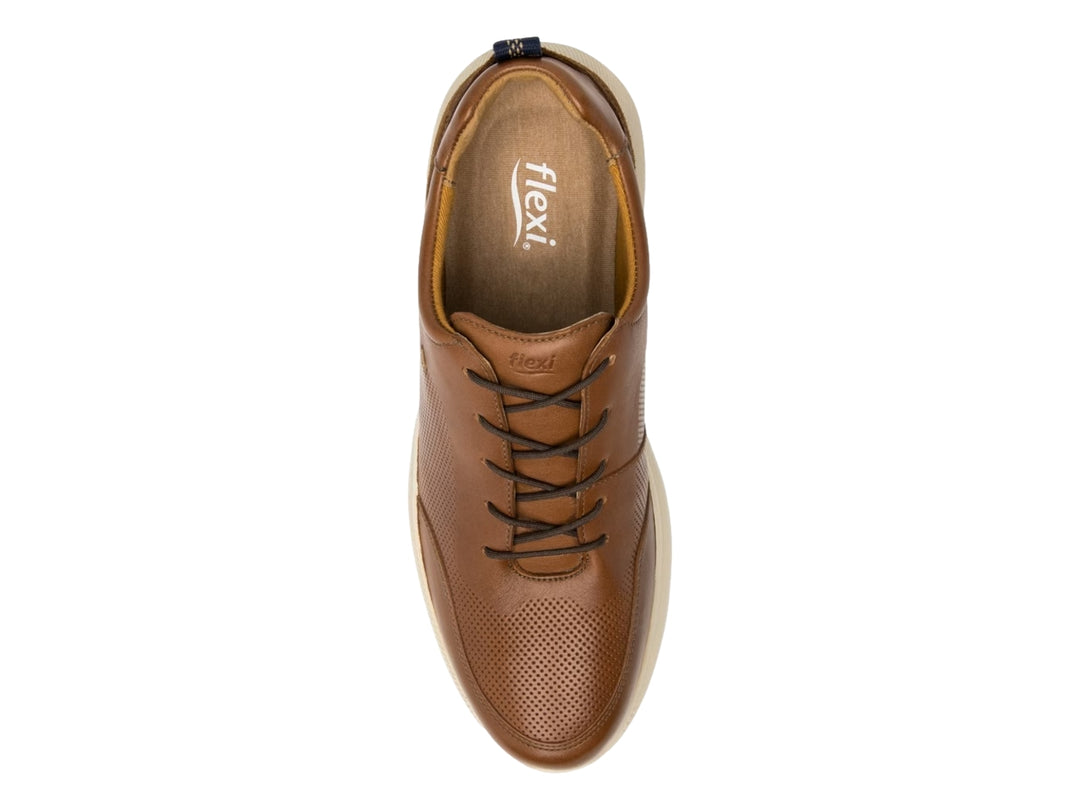Zapato casual Flexi color café tan con detalles perforados y suela blanca.