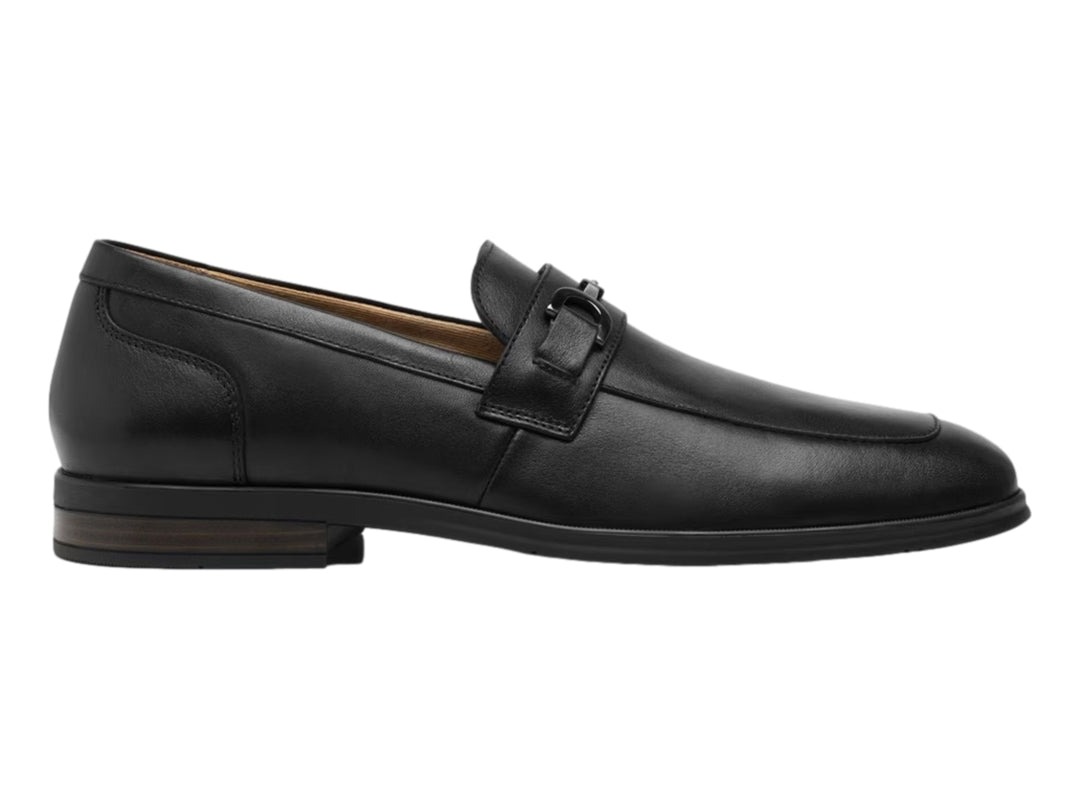 Zapato mocasín de cuero color negro con hebilla decorativa y suela oscura.