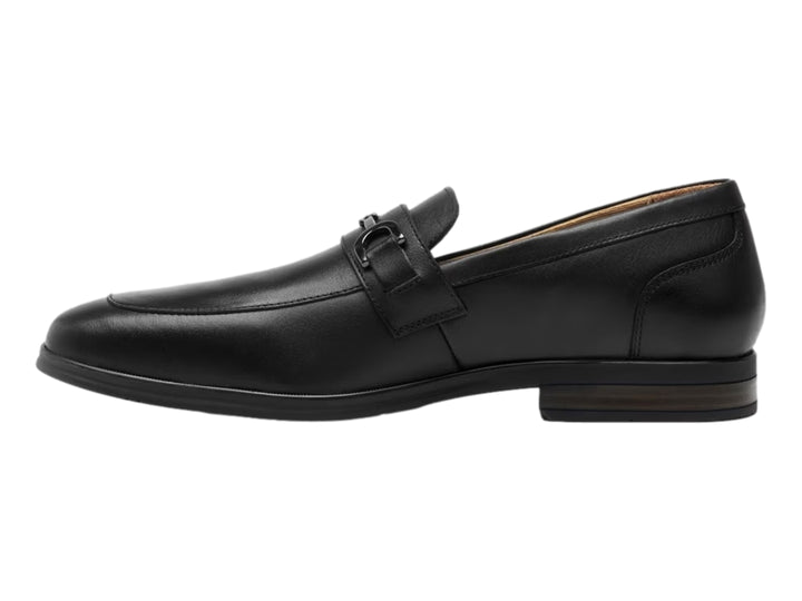 Zapato mocasín de cuero color negro con hebilla decorativa y suela oscura.