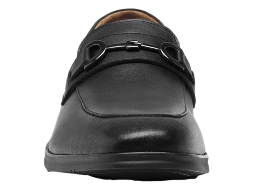 Zapato mocasín de cuero color negro con hebilla decorativa y suela oscura.