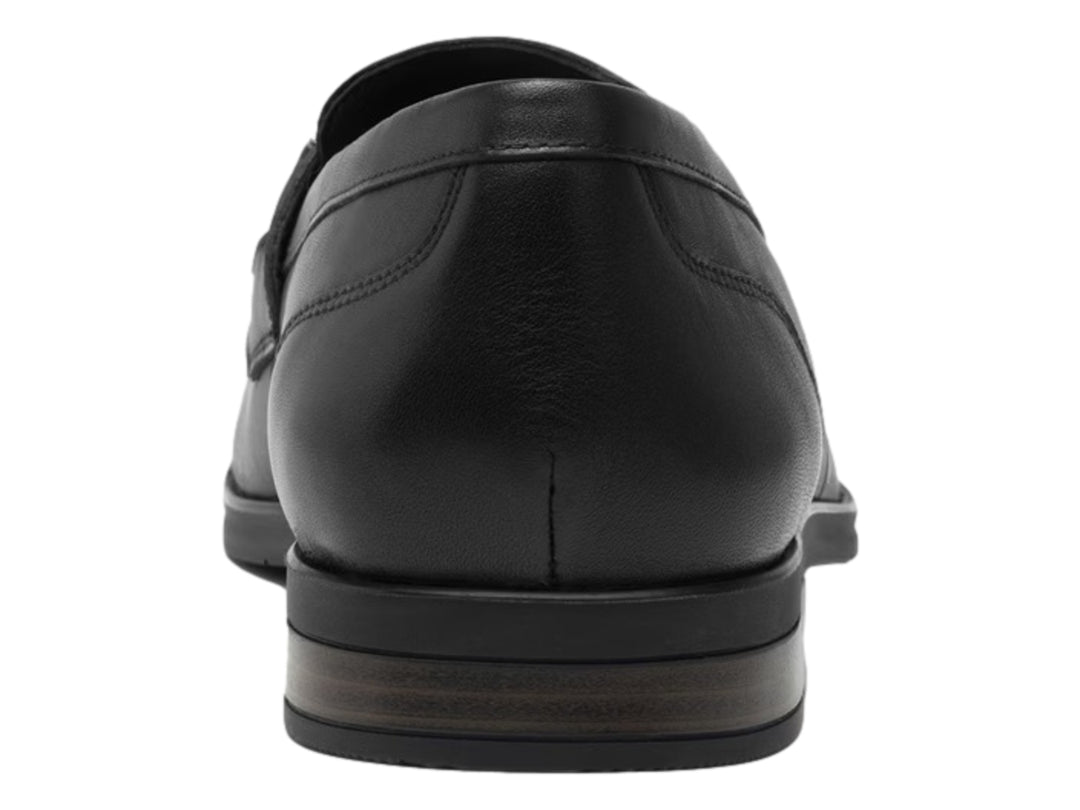 Zapato mocasín de cuero color negro con hebilla decorativa y suela oscura.