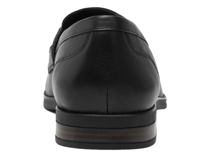 Zapato mocasín de cuero color negro con hebilla decorativa y suela oscura.