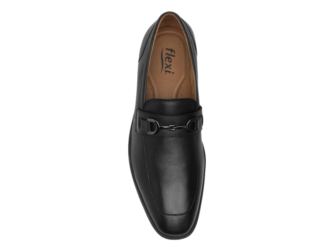 Zapato mocasín de cuero color negro con hebilla decorativa y suela oscura.
