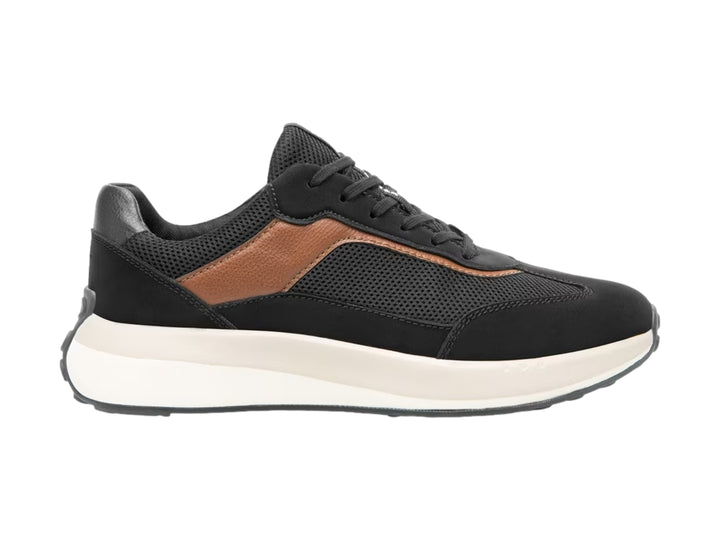 Tenis Flexi color negro con detalles en marrón y suela blanca gruesa.