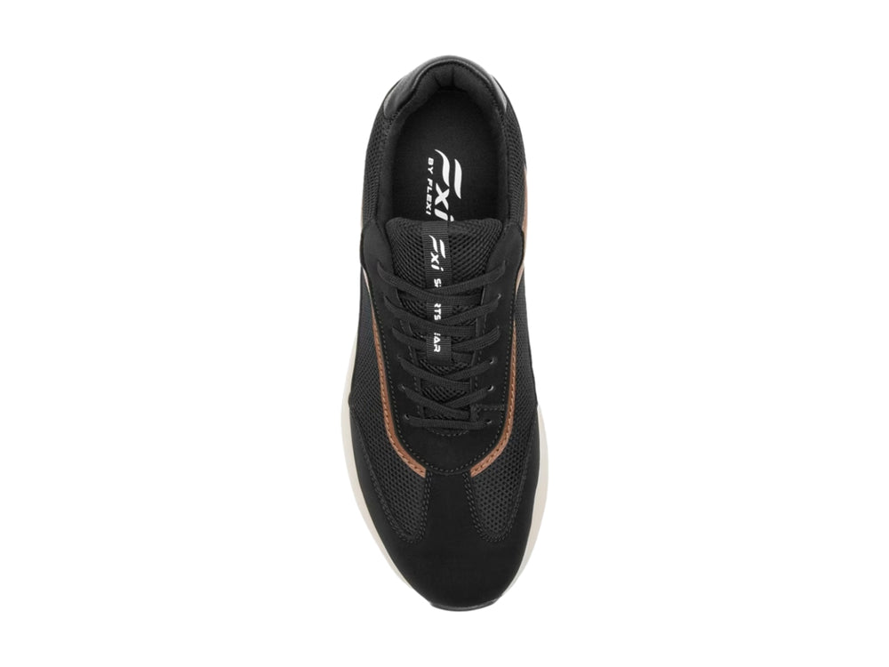 Tenis Flexi color negro con detalles en marrón y suela blanca gruesa.