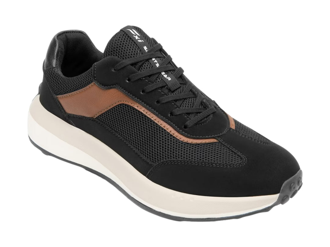 Tenis Flexi color negro con detalles en marrón y suela blanca gruesa.
