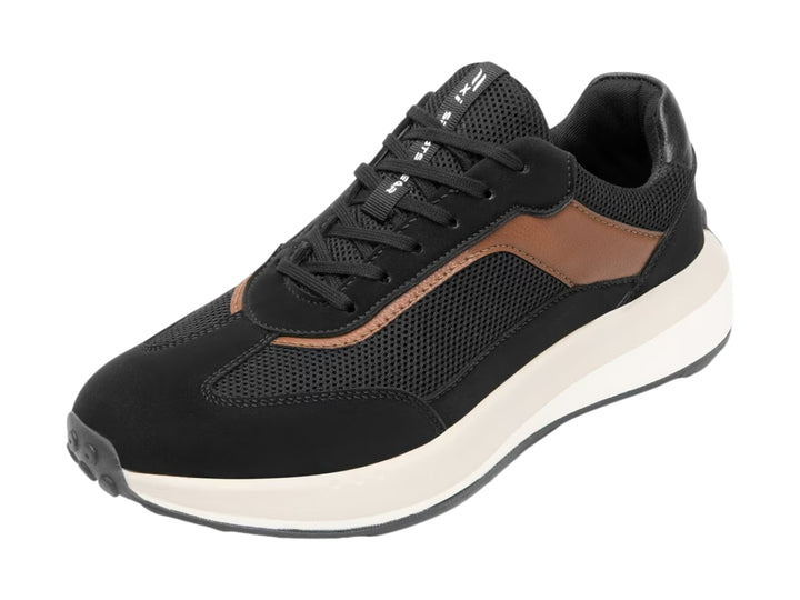 Tenis Flexi color negro con detalles en marrón y suela blanca gruesa.