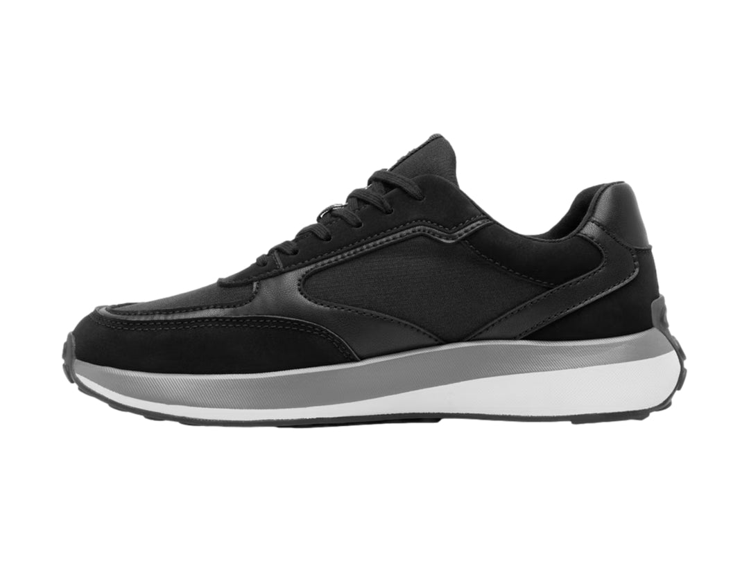 Tenis deportivos Flexi en color negro con suela blanca y gris, diseño casual y moderno.
