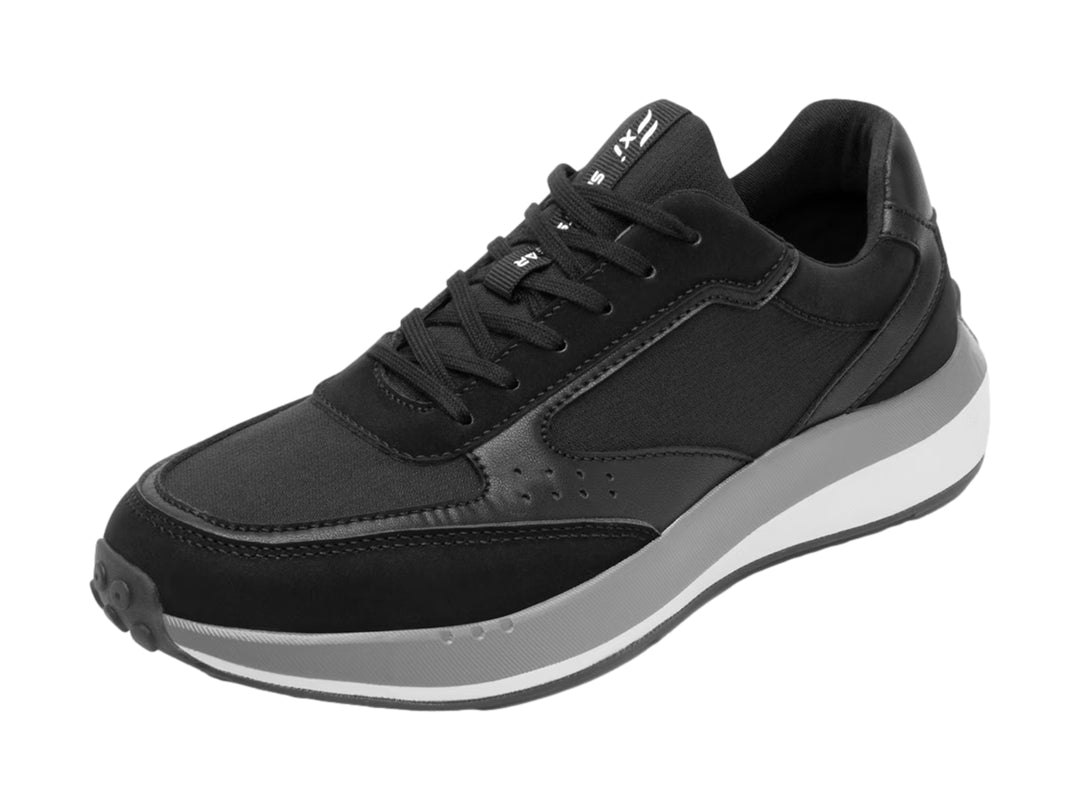 Tenis deportivos Flexi en color negro con suela blanca y gris, diseño casual y moderno.