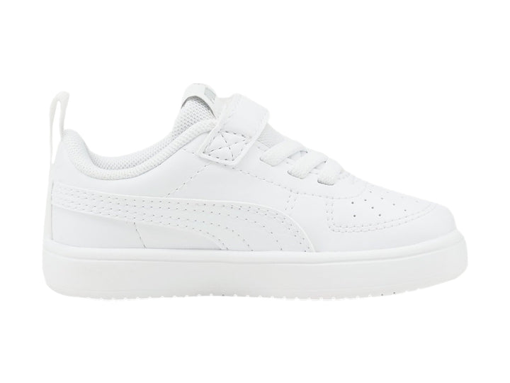 Tenis PUMA Rickie AC INF para bebé y niño pequeño en color blanco con cierre de velcro y suela blanca.
