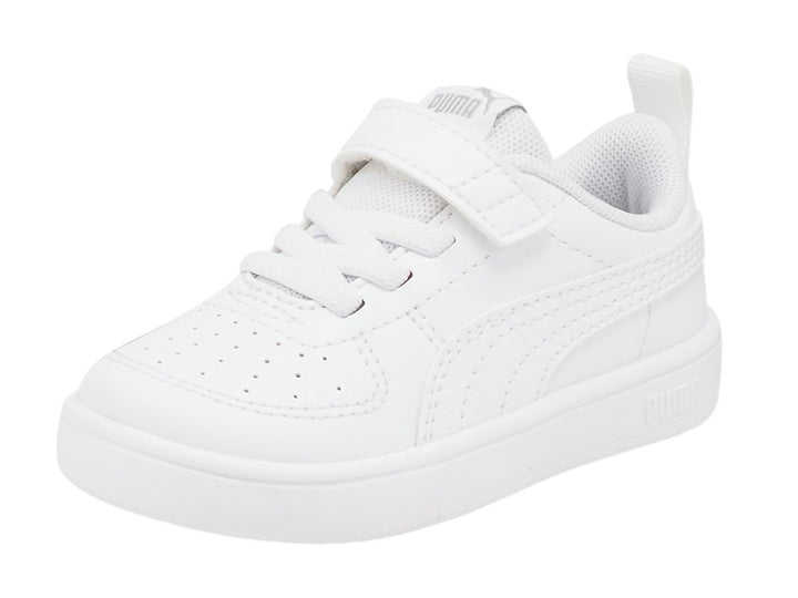 Tenis PUMA Rickie AC INF para bebé y niño pequeño en color blanco con cierre de velcro y suela blanca.