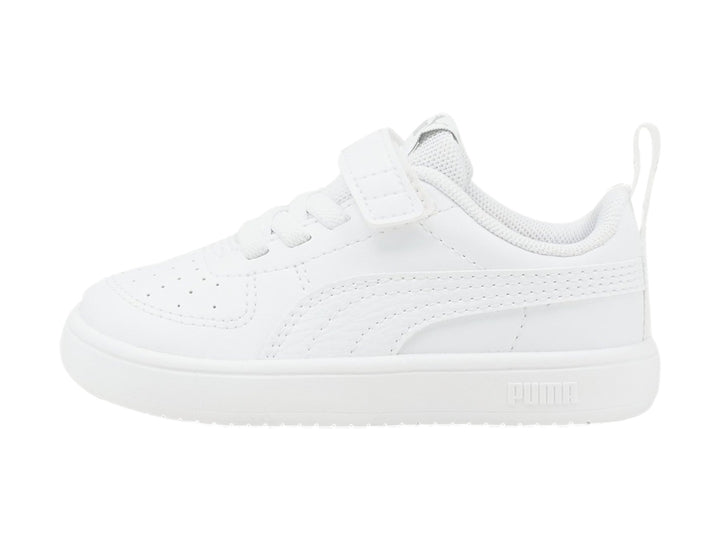 Tenis PUMA Rickie AC INF para bebé y niño pequeño en color blanco con cierre de velcro y suela blanca.