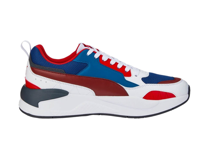 Tenis PUMA X-Ray 2 Square en colores blanco, rojo y azul con suela blanca robusta.