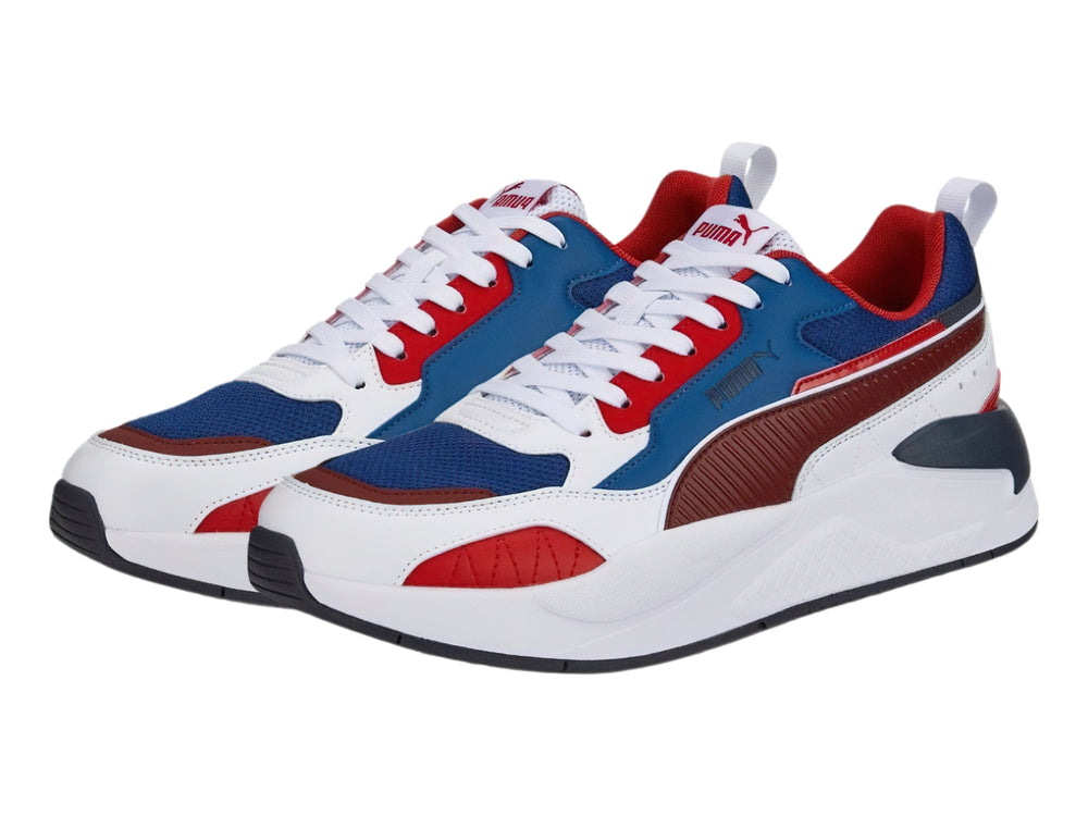 Tenis PUMA X-Ray 2 Square en colores blanco, rojo y azul con suela blanca robusta.