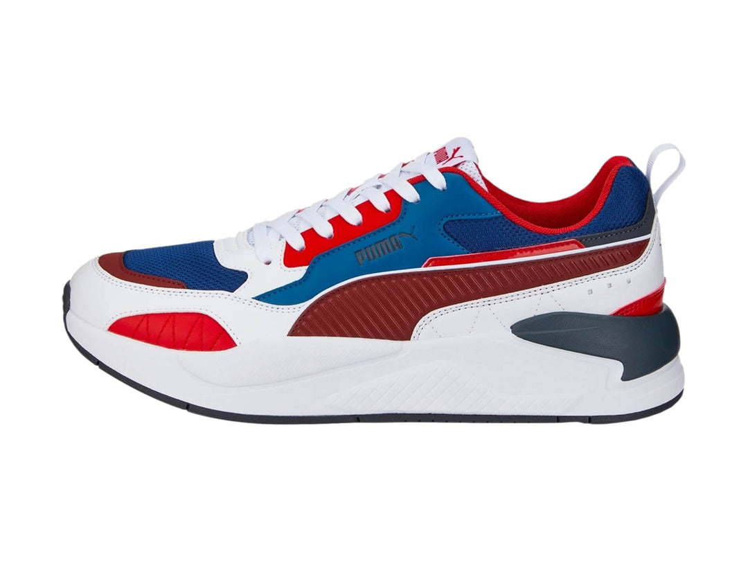 Tenis PUMA X-Ray 2 Square en colores blanco, rojo y azul con suela blanca robusta.
