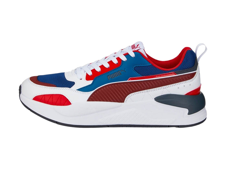 Tenis PUMA X-Ray 2 Square en colores blanco, rojo y azul con suela blanca robusta.