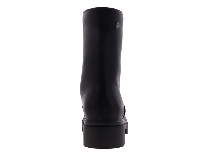 Bota negra de caña corta con suela track y cierre lateral.