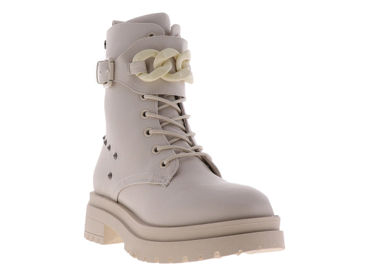 Bota color hielo con suela track y detalle de cadena decorativa en el tobillo.