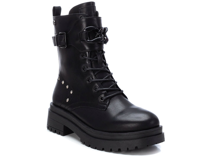 Bota negra de caña media con suela track, agujetas, hebilla lateral y detalles de estoperoles plateados.