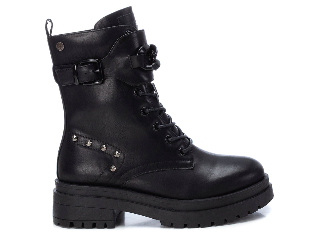 Bota negra de caña media con suela track, agujetas, hebilla lateral y detalles de estoperoles plateados.
