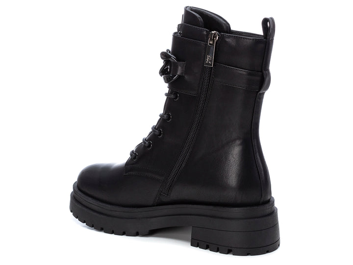 Bota negra de caña media con suela track, agujetas, hebilla lateral y detalles de estoperoles plateados.