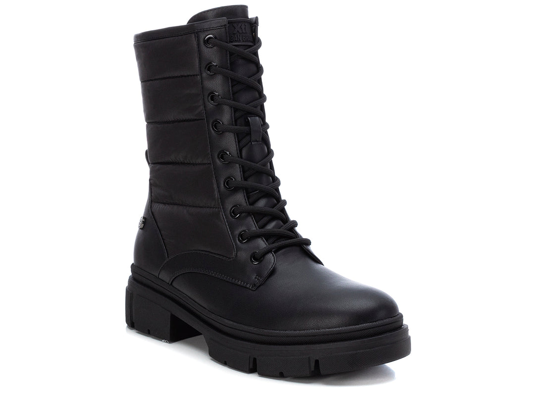 Botas negras de caña alta con agujetas y suela track gruesa para mujer.