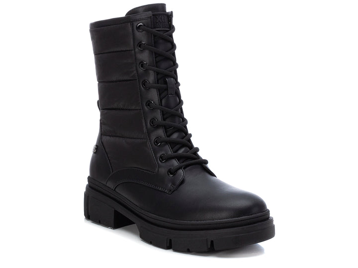 Botas negras de caña alta con agujetas y suela track gruesa para mujer.