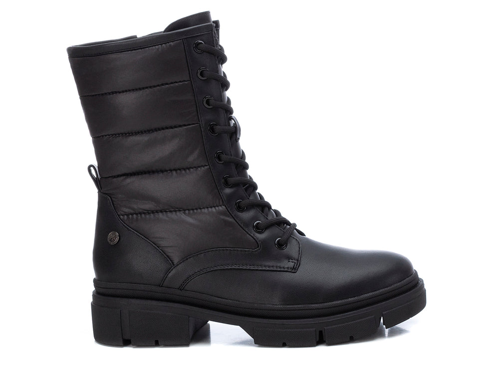 Botas negras de caña alta con agujetas y suela track gruesa para mujer.