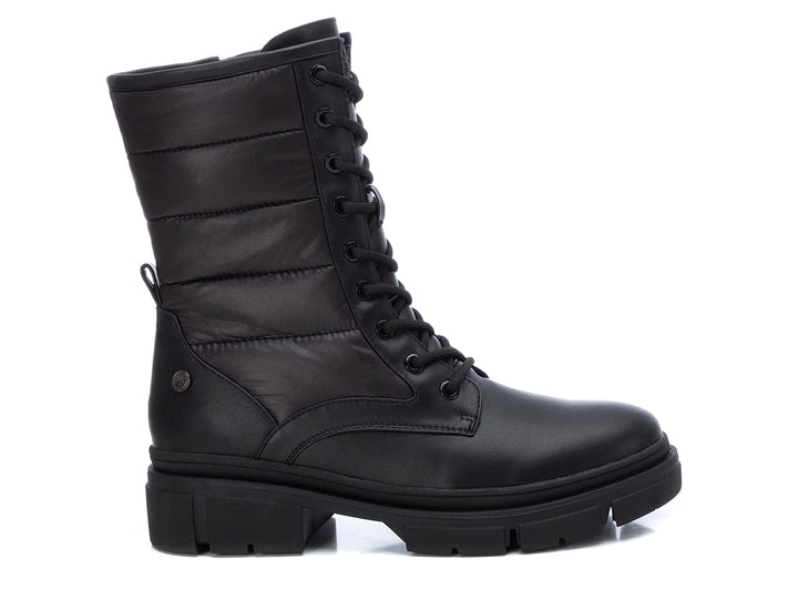 Botas negras de caña alta con agujetas y suela track gruesa para mujer.