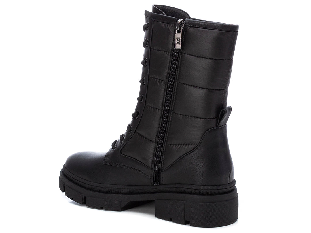 Botas negras de caña alta con agujetas y suela track gruesa para mujer.