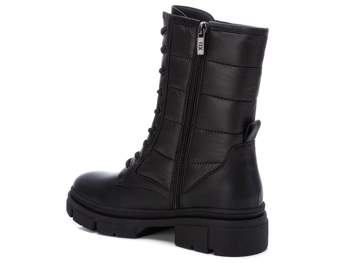 Botas negras de caña alta con agujetas y suela track gruesa para mujer.