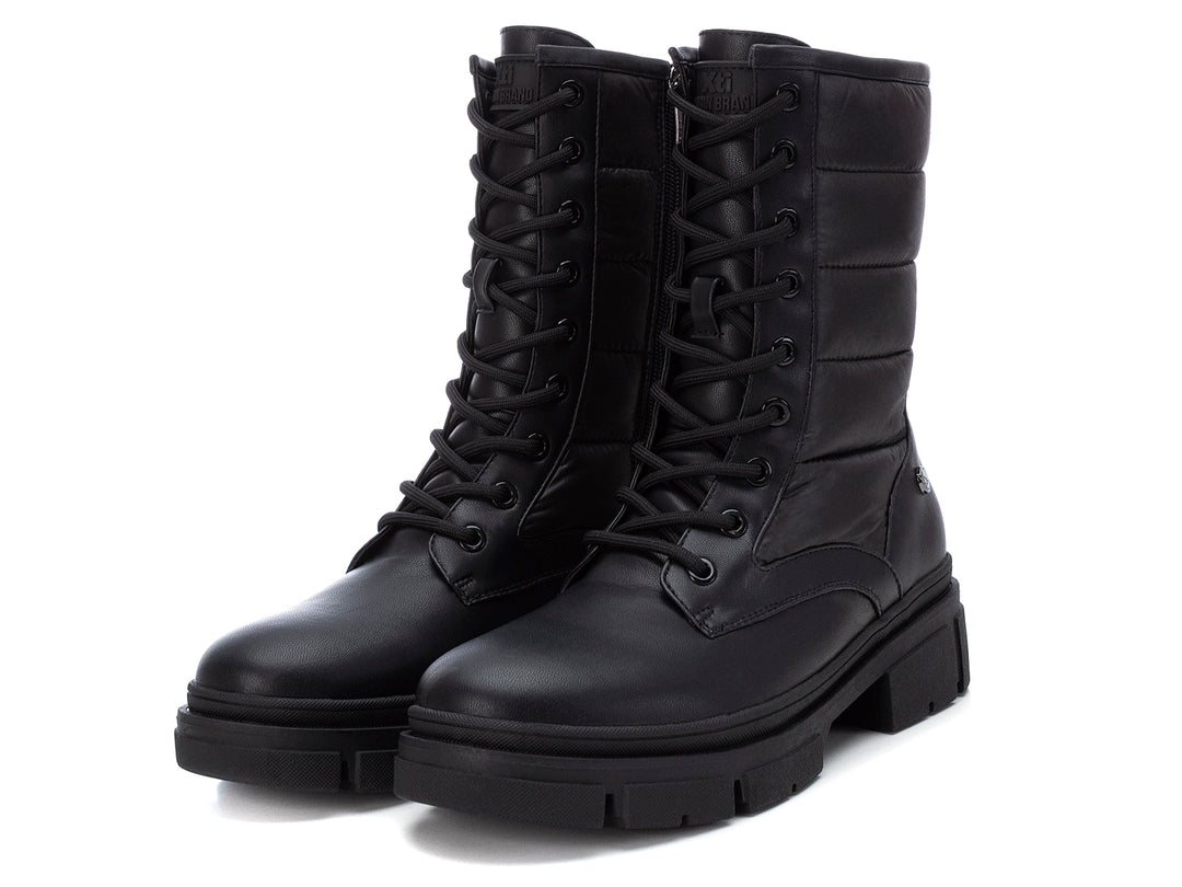 Botas negras de caña alta con agujetas y suela track gruesa para mujer.