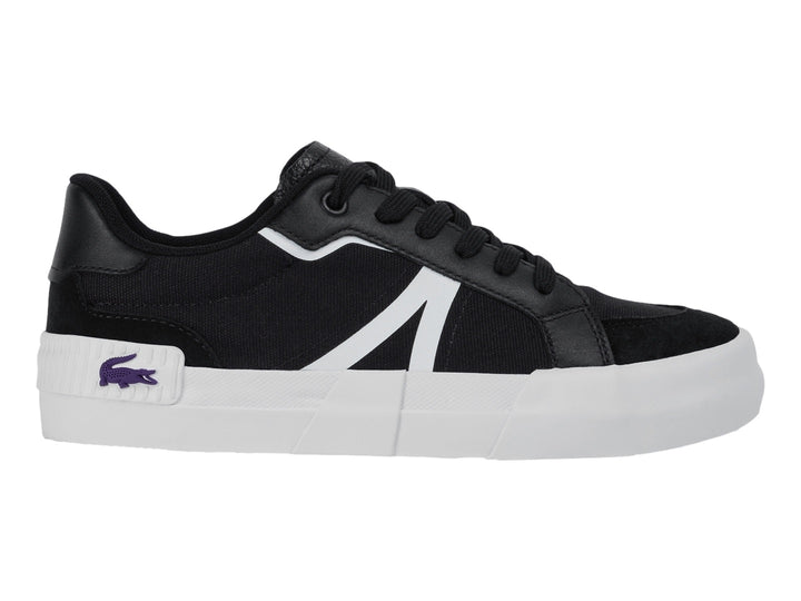 Tenis Lacoste en color negro con detalles y suela blanca, diseño deportivo casual.