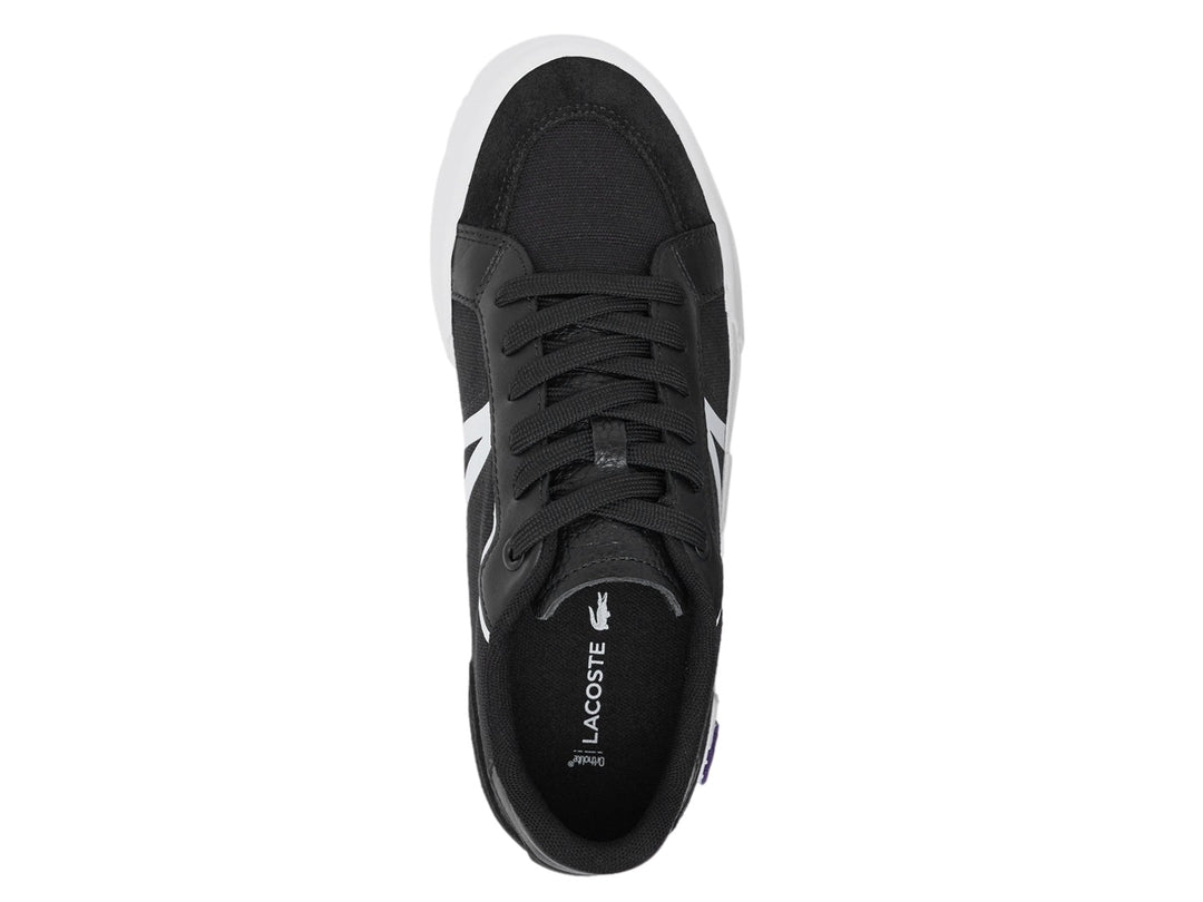 Tenis Lacoste en color negro con detalles y suela blanca, diseño deportivo casual.