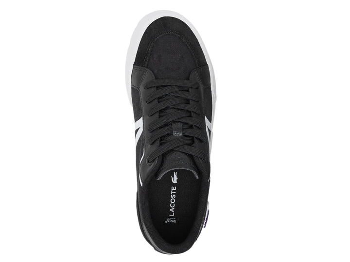 Tenis Lacoste en color negro con detalles y suela blanca, diseño deportivo casual.