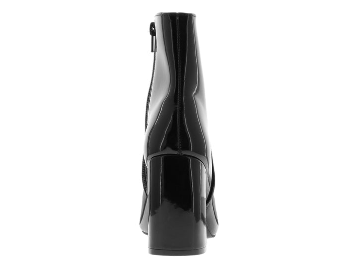 Botín negro de acabado brillante con tacón grueso cuadrado.