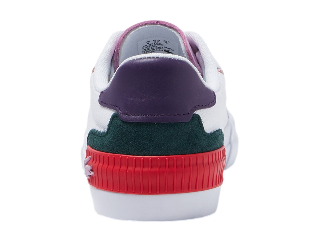 Tenis Lacoste blancos con detalles multicolores en rosa, morado, verde, rojo y amarillo.