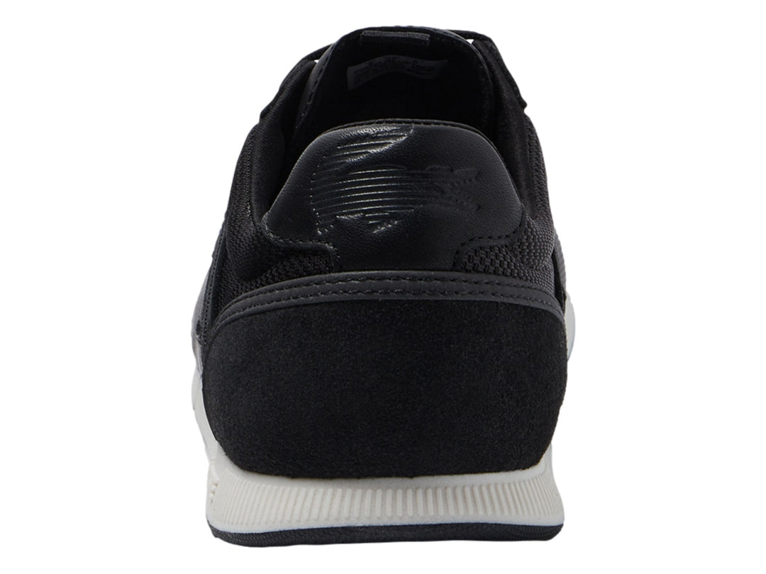Tenis Lacoste Menerva color negro con suela blanca y detalles de malla.