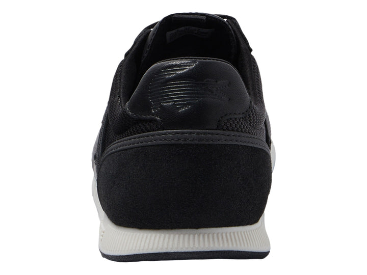 Tenis Lacoste Menerva color negro con suela blanca y detalles de malla.