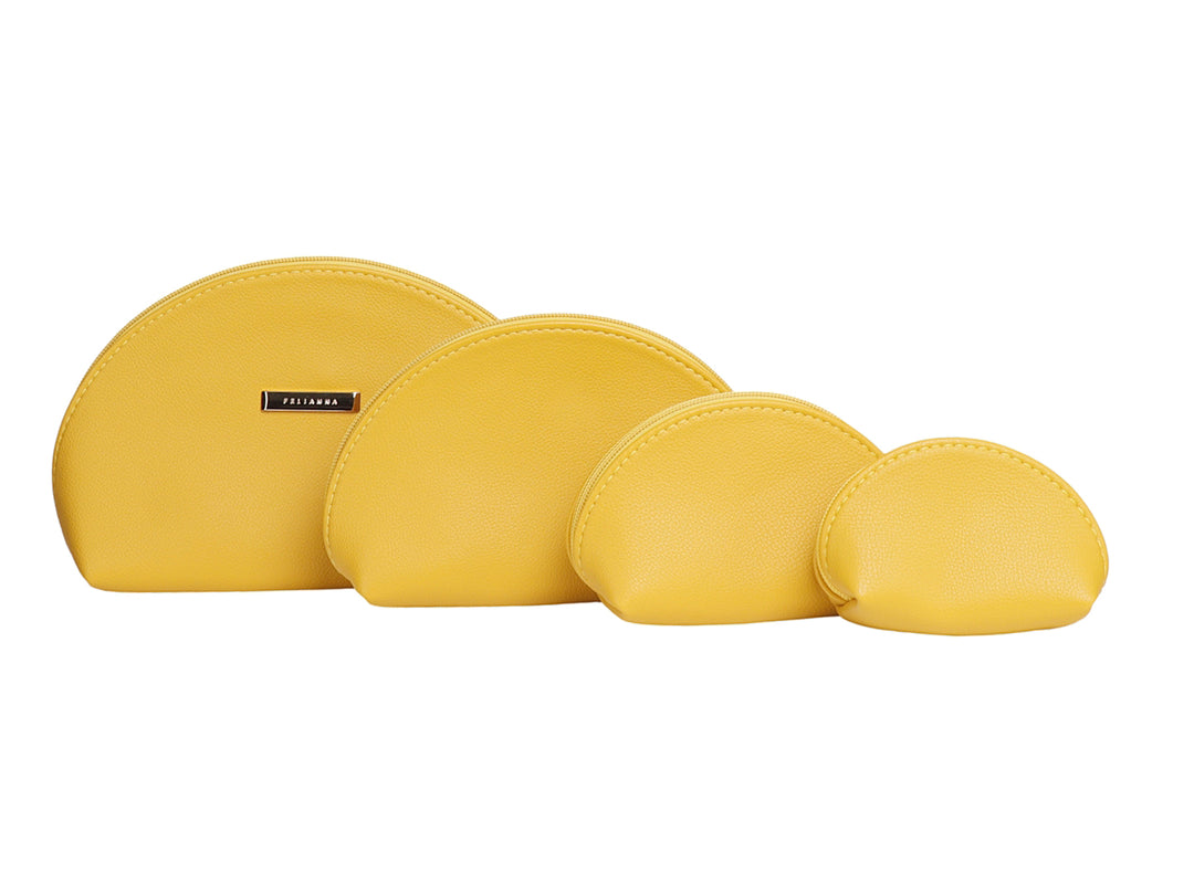 Set de cuatro bolsos organizadores semicirculares en color mostaza de la marca Felianna.