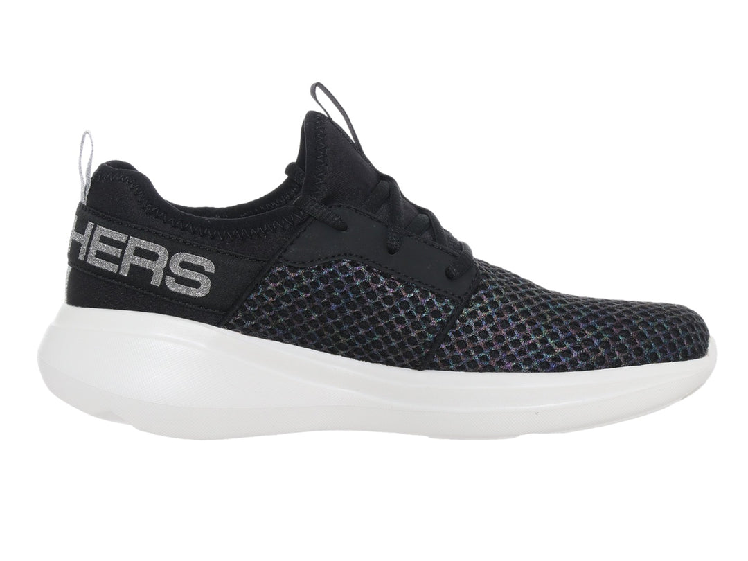 Tenis deportivos Skechers Go Run Fast en color negro con suela blanca y tejido de malla transpirable.