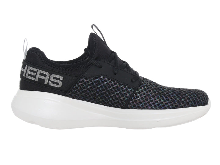 Tenis deportivos Skechers Go Run Fast en color negro con suela blanca y tejido de malla transpirable.