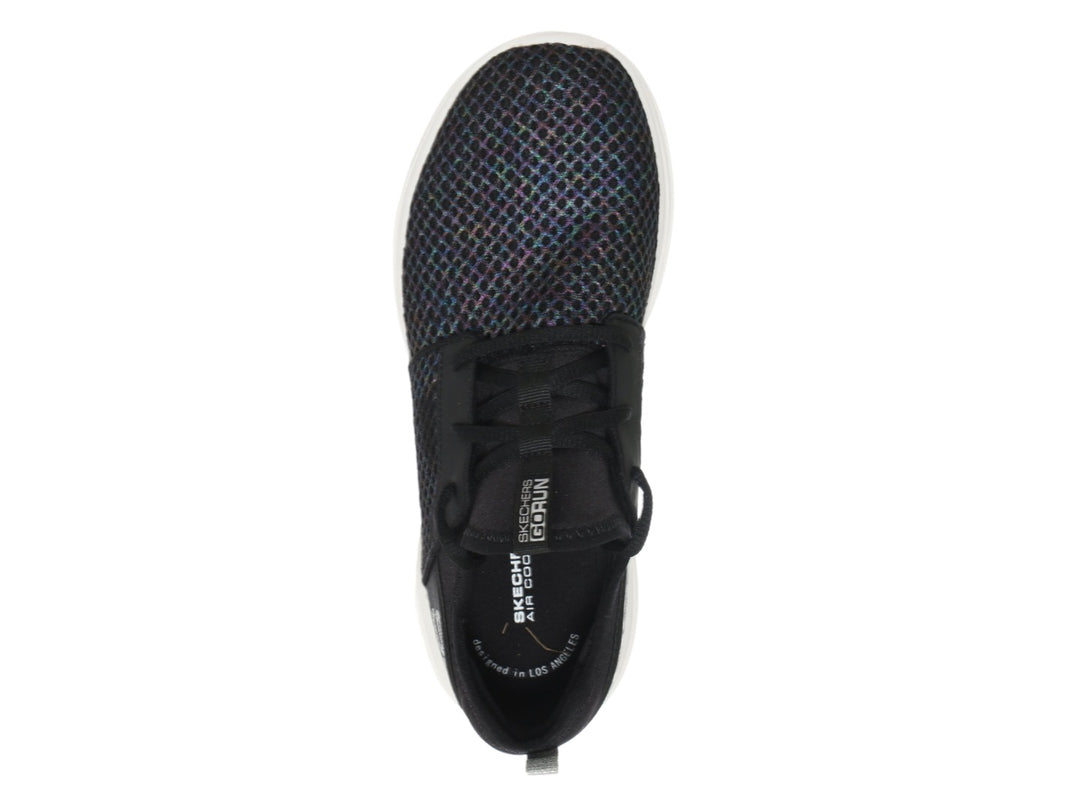 Tenis deportivos Skechers Go Run Fast en color negro con suela blanca y tejido de malla transpirable.