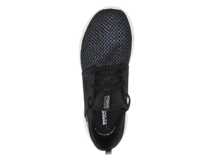 Tenis deportivos Skechers Go Run Fast en color negro con suela blanca y tejido de malla transpirable.