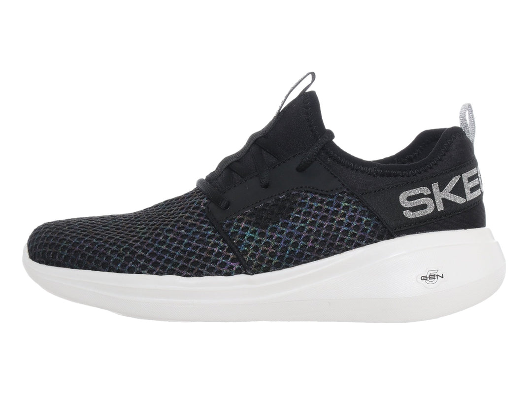 Tenis deportivos Skechers Go Run Fast en color negro con suela blanca y tejido de malla transpirable.