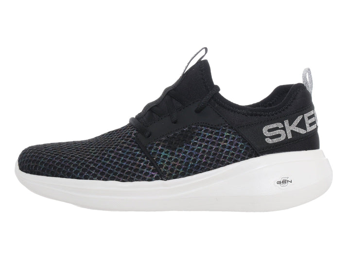 Tenis deportivos Skechers Go Run Fast en color negro con suela blanca y tejido de malla transpirable.