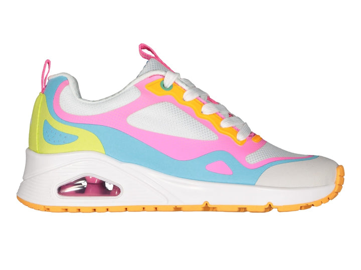 Tenis deportivos Skechers multicolores en blanco, rosa, azul y amarillo con suela blanca y amortiguador transparente.