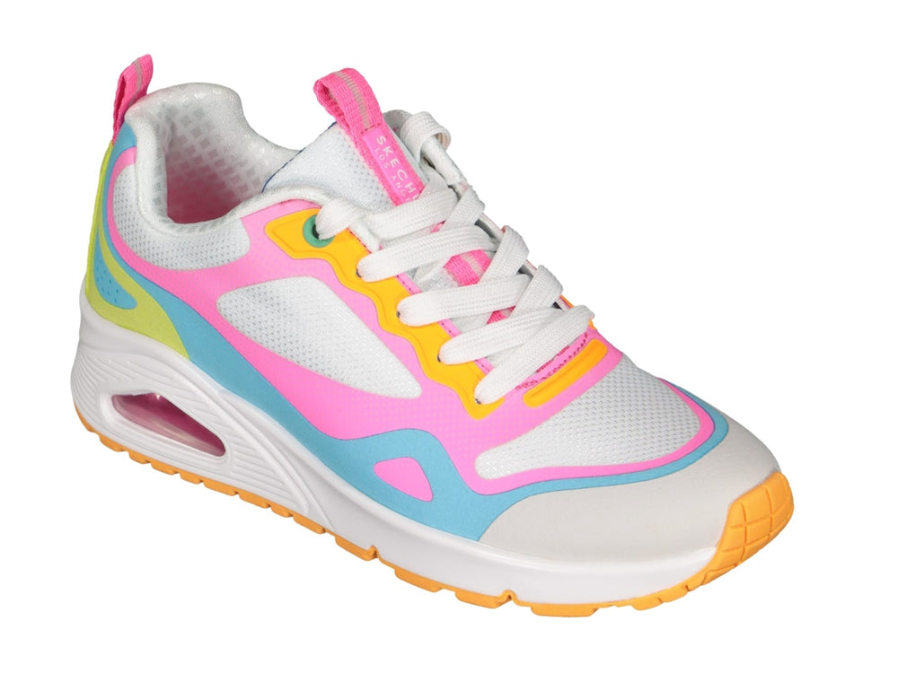 Tenis deportivos Skechers multicolores en blanco, rosa, azul y amarillo con suela blanca y amortiguador transparente.