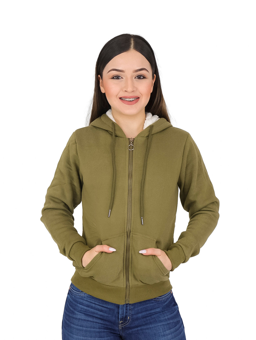 Mujer vistiendo sudadera color olivo con capucha forrada en blanco y cierre frontal.